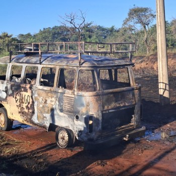 Incêndio em veículo também atinge área de vegetação em Indiana